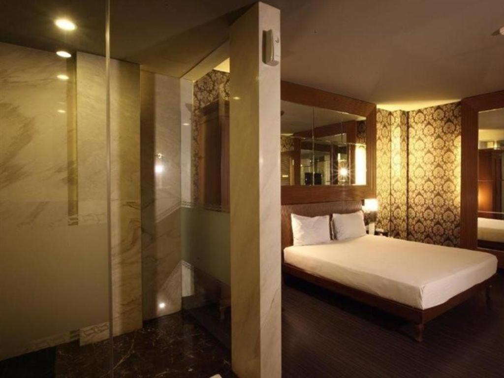 108 Hotel By Him Jakarta Exterior photo